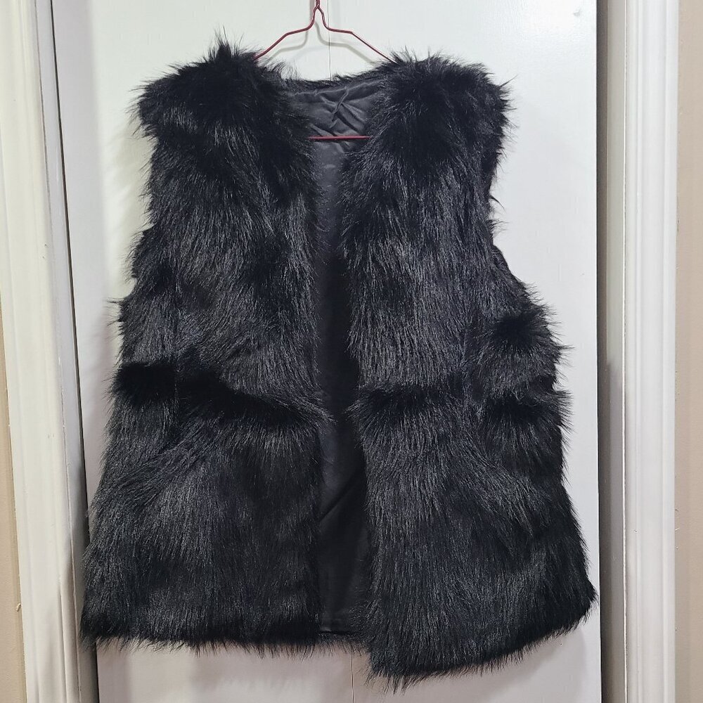 🥵 NWOT Black Faux Fur vest